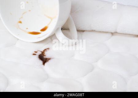 Verschütteter Kaffee auf der Polsterung der Couch oder des Teppichs. Schmutzige Flecken im Alltag für Reinigungskonzept. Stockfoto