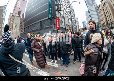 Tausende von Besuchern an den Polizeibarrikaden warten am Sonntag, dem 31. Dezember 2023, auf den Times Square in New York. Nachdem die Polizei den Zutritt erlaubt hat, warten die Enthüllenden Stunden bis zum Neujahr. (© Richard B. Levine) Stockfoto