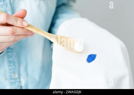 Umweltfreundliches Entfernen von Flecken auf der Kleidung. Verschmutzte, permanente Tintenflecken. Daily Life Flin Concept. Stockfoto