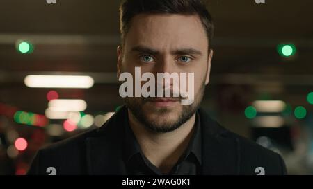 Nahaufnahme Porträt zuversichtlich erwachsener Geschäftsmann Geschäftsmann Millennial 30er Mann Blick auf Kamera ernsthaft Gesichtsausdruck männlicher Fahrer Profi Stockfoto