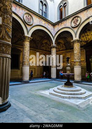 Berühmter, reich dekorierter Innenhof des Palazzo Vecchio in Florenz, Italien Stockfoto