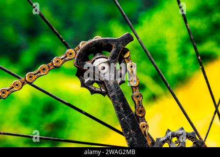 Schmutziges, fettiges Kettengestänge eines Mountainbikes Stockfoto