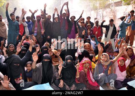 Die Bewohner von Qasimabad halten am Donnerstag, den 4. Januar 2024, im Pressesaal von Hyderabad eine Protestdemonstration gegen die hohe Unversehrtheit der Polizei ab. Stockfoto