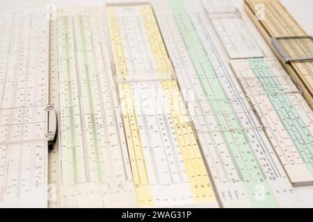 Gruppe alter Gleitstab-Analogrechner für mathematische Berechnungen Stockfoto