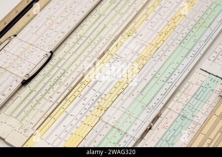 Gruppe alter Gleitstab-Analogrechner für mathematische Berechnungen Stockfoto
