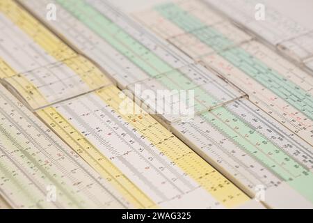 Gruppe alter Gleitstab-Analogrechner für mathematische Berechnungen Stockfoto