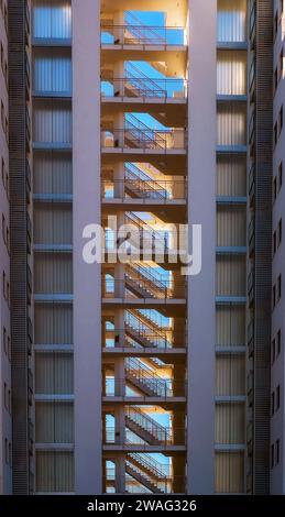 Hochhaus-Appartementgebäude mit Außentreppe Stockfoto