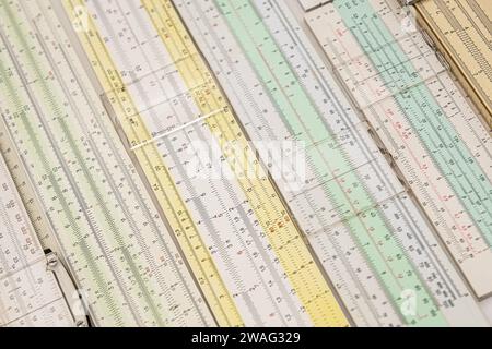 Gruppe alter Gleitstab-Analogrechner für mathematische Berechnungen Stockfoto