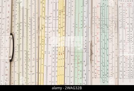 Gruppe alter Gleitstab-Analogrechner für mathematische Berechnungen Stockfoto