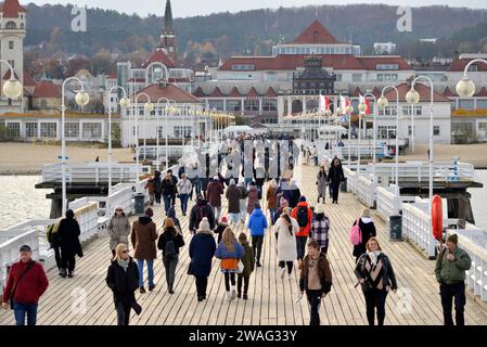 Außerhalb der Saison, Sopot Pier, Touristen, Menschen, kaltes Wetter, Wandern, Winter, Tagesausflug, Wochenende, Resort, Küstenstadt, Ostsee, Sopot, Polen, Europa Stockfoto