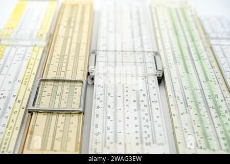 Gruppe alter Gleitstab-Analogrechner für mathematische Berechnungen Stockfoto