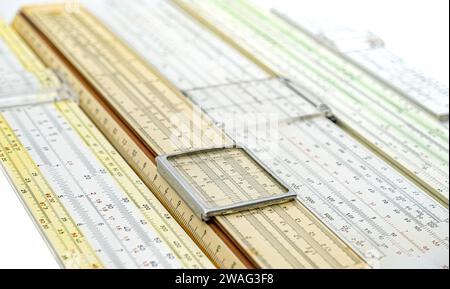 Gruppe alter Gleitstab-Analogrechner für mathematische Berechnungen Stockfoto