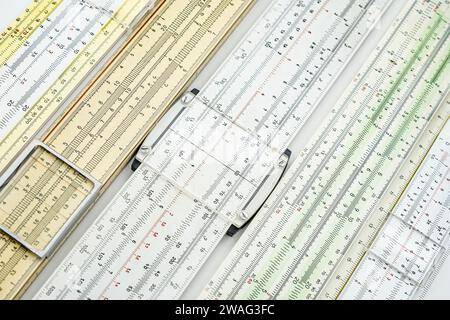 Gruppe alter Gleitstab-Analogrechner für mathematische Berechnungen Stockfoto