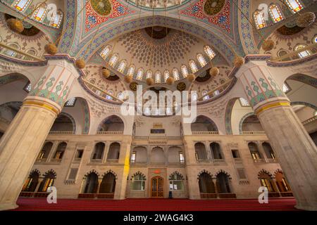 Kocatepe Moschee Kocatepe Camii Innenraum. Die Moschee ist die größte Moschee im Viertel Kocatepe in Kizilay im Viertel Cankaya, Stadt Ankara, Türkei. Stockfoto