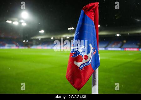 Eine allgemeine Ansicht der Crystal Palace Eckflagge vor dem Start während des Spiels der 3. Runde des Crystal Palace FC gegen Everton FC Emirates FA Cup im Selhurst Park Stadium, London, England, Großbritannien am 4. Januar 2024 Credit: Every Second Media/Alamy Live News Stockfoto