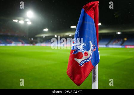 Eine allgemeine Ansicht der Crystal Palace Eckflagge vor dem Start während des Spiels der 3. Runde des Crystal Palace FC gegen Everton FC Emirates FA Cup im Selhurst Park Stadium, London, England, Großbritannien am 4. Januar 2024 Credit: Every Second Media/Alamy Live News Stockfoto