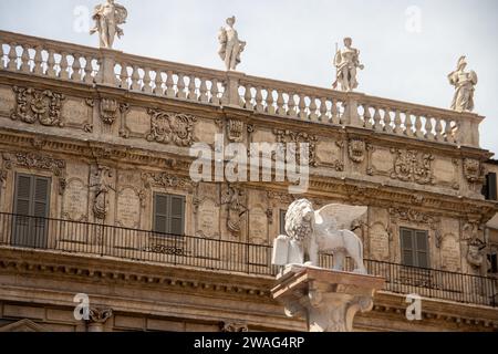 Dekoration mit geflügelten Löwen auf dem Dogenpalast in Venedig, Italien Stockfoto