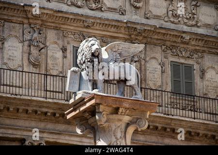 Dekoration mit geflügelten Löwen auf dem Dogenpalast in Venedig, Italien Stockfoto