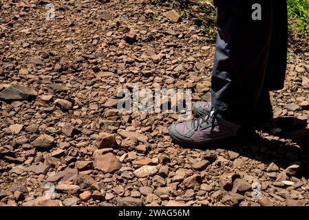 Wanderschuhe auf einem felsigen Pfad in den Bergen. Nahaufnahme Stockfoto
