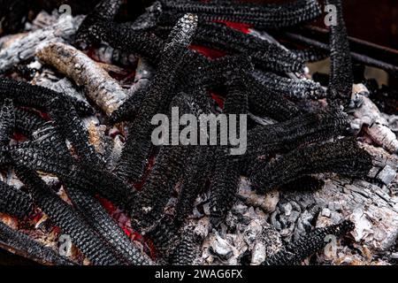 Brennholz, Feuer, Glut, im Ofen Stockfoto