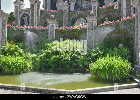 Attraktives Wasserspiel in den Gärten des Palazzo Borromeo auf der Isola Bella, einer der Borromäischen Inseln am Lago Maggiore, Italien. Stockfoto