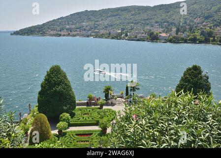 Blick von den Gärten auf Isola Bella, einer der Borromäischen Inseln am Lago Maggiore, Italien, mit Blick über den See in Richtung Stresa. Stockfoto