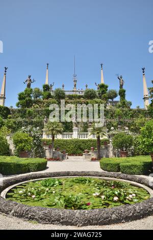 Blick auf die Gärten und Statuen auf Isola Bella, einer der Borromäischen Inseln am Lago Maggiore, Italien. Stockfoto