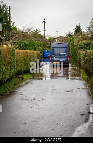 Amazon Lieferwagen fährt durch Überschwemmungen in Worcestershire, Januar 2024 Stockfoto