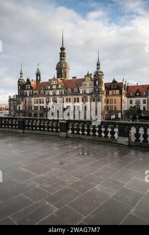 Dresden, Deutschland. Januar 2024. Blick auf das Residenzschloss mit dem Hausmannsturm in der Altstadt. Robert Michael/dpa/Alamy Live News Stockfoto