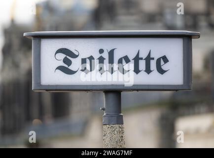 Dresden, Deutschland. Januar 2024. Auf dem Terrassenufer in der Altstadt steht ein „WC“-Schild. Robert Michael/dpa/Alamy Live News Stockfoto