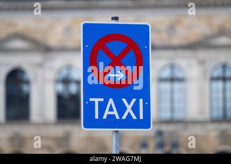 Dresden, Deutschland. Januar 2024. Am Theaterplatz befindet sich ein „Taxistand“-Verkehrsschild. Robert Michael/dpa/Alamy Live News Stockfoto