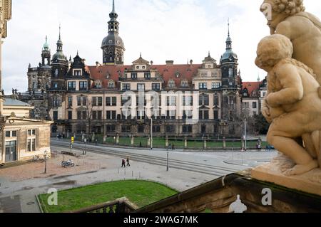 Dresden, Deutschland. Januar 2024. Blick auf das Residenzschloss mit dem Hausmannsturm in der Altstadt. Robert Michael/dpa/Alamy Live News Stockfoto