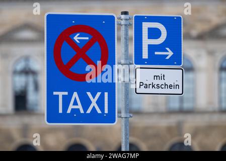 Dresden, Deutschland. Januar 2024. Am Theaterplatz befinden sich die Verkehrsschilder "Taxistand" und "Parken mit Parkschein". Robert Michael/dpa/Alamy Live News Stockfoto