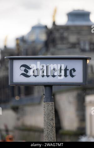 Dresden, Deutschland. Januar 2024. Auf dem Terrassenufer in der Altstadt steht ein „WC“-Schild. Robert Michael/dpa/Alamy Live News Stockfoto