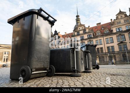 Dresden, Deutschland. Januar 2024. Vom Wind gestürzte Mülltonnen liegen in der Altstadt vor dem Residenzschloss. Robert Michael/dpa/Alamy Live News Stockfoto