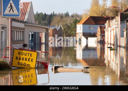 Arques, Frankreich. Januar 2024. Die Straße der Arques wurde am 4. Januar 2024 in Pas de Calais, Frankreich, von einer sehr großen Überschwemmung heimgesucht. Foto: Sebastien Courdji/ABACAPRESS.COM Credit: Abaca Press/Alamy Live News Stockfoto