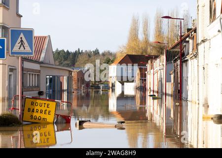 Arques, Frankreich. Januar 2024. Die Straße der Arques wurde am 4. Januar 2024 in Pas de Calais, Frankreich, von einer sehr großen Überschwemmung heimgesucht. Foto: Sebastien Courdji/ABACAPRESS.COM Credit: Abaca Press/Alamy Live News Stockfoto