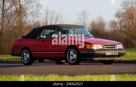 Stony Stratford, Großbritannien, 1. Januar 2024. 1990 rotes Saab 900-Auto kommt zum jährlichen Neujahrsfest für Oldtimer und Oldtimer in Stony Stratford an. Stockfoto