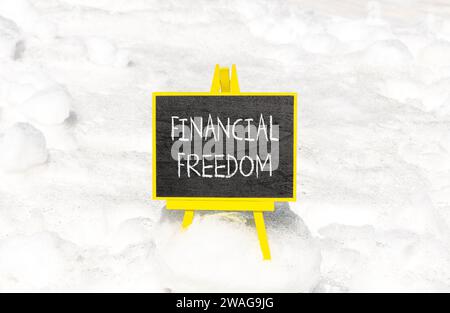 Symbol für finanzielle Freiheit. Konzept Worte finanzielle Freiheit auf wunderschöner schwarzer Kreidetafel. Schwarzes Brett. Wunderschöner Schneehintergrund. Unternehmensfinanzen Stockfoto