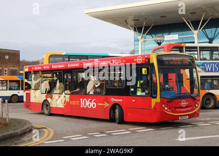 EIN POSTKUTSCHENBUS DER LINIE 1066 IN HASTINGS, DER VON HASTINGS NACH TUNBRIDGE WELLS ÜBER GEFECHTE VERKEHRT Stockfoto