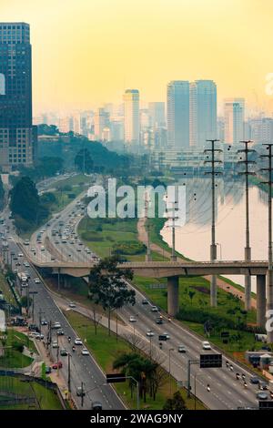 Verkehr auf der Avenue Marginal Pinheiros und der Skyline der Stadt bei Sonnenuntergang, Sao Paulo, Brasilien Stockfoto