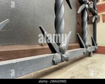Eine Nahaufnahme eines kunstvollen Metallfensterschutzes Stockfoto