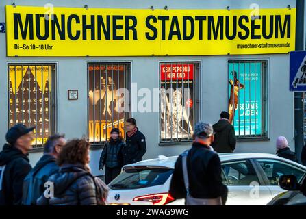 Münchner Stadtmuseum kurz vor der Schließung am 8. Januar 2024 Deutschland, München, Januar 2024, Münchner Stadtmuseum, Plakate mit Ausstellungen, wegen Generalsanierung wird das Museum am 8. Januar geschlossen, Sanierung des Gebäudekomplexes wird Jahre dauern, St.-Jakobs-Platz, hier: Seitenansicht am Oberanger, Bayern, bayerisch, *** Stadtmuseum München kurz vor Schließung am 8. Januar 2024 Deutschland, München, Januar 2024, Stadtmuseum München, Plakate mit Ausstellungen, aufgrund allgemeiner Renovierungsarbeiten wird das Museum am 8. Januar geschlossen, die Renovierung des Gebäudekomplexes wird Jahre dauern, St. Jakobs P. Stockfoto