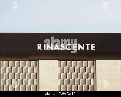 TURIN, ITALIEN - CA. FEBRUAR 2022: Schild Rinascente Storefront Stockfoto