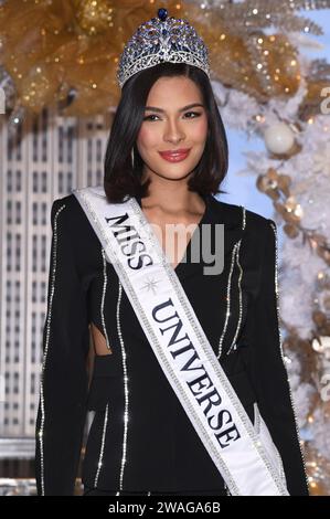 New York, USA. Januar 2024. Das nicaraguanische Modell Sheyniss Placacios, frisch gekrönt zur 72. Miss Universe, besucht das Empire State Building in New York, New York, New York, am 4. Januar 2024. (Foto: Anthony Behar/SIPA USA) Credit: SIPA USA/Alamy Live News Stockfoto