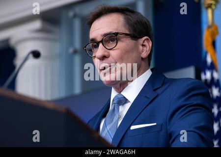 Washington, Usa. Januar 2024. John Kirby, Koordinator des nationalen Sicherheitsrats für strategische Kommunikation, spricht während des Pressebriefings im Weißen Haus am 4. Januar 2024 in Washington, DC Foto: Julia Nikhinson/Pool/ABACAPRESS.COM Credit: Abaca Press/Alamy Live News Stockfoto