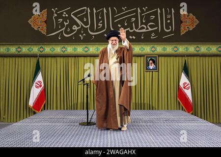 Iranischer Oberster Führer Ali Khamenei trifft sich mit einer großen Anzahl von Elegisten und Loblogen in Teheran, Iran, am 3. Januar 2024. Foto: Iranischer oberster Führer des Pressebüros Apaimages. Teheran Teheran Iran, Islamische Republik 030124 Iran SPO 003 Copyright: XapaimagesxIranianxSupremexLeaderxPressxOffixxapaimagesx Stockfoto