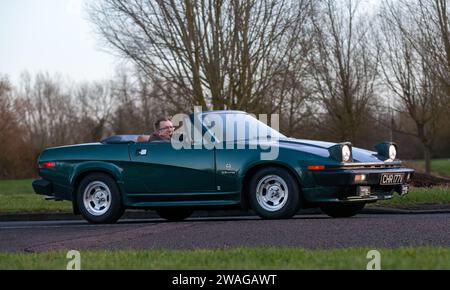 Stony Stratford, Großbritannien, 1. Januar 2024. Der grüne Triumph TR7 Sportwagen mit ausklappbaren Scheinwerfern aus dem Jahr 1980 kommt zur jährlichen neujahrsfeier-vin in Stony Stratford Stockfoto