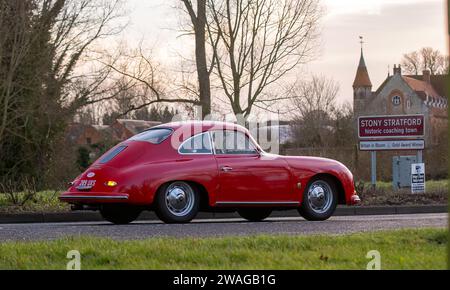 Stony Stratford, Großbritannien, 1. Januar 2024. 1959 roter Porsche 356, der bei der jährlichen neujahrsfeier für Oldtimer und Oldtimer in Stony Stratford ankommt Stockfoto