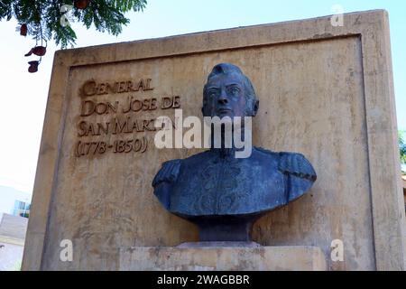 Los Angeles, Kalifornien: Büste des Generals Don JOSE DE SAN MARTIN, mitten auf der Verkehrsinsel am 111 S San Vicente Blvd, Los Angeles Stockfoto